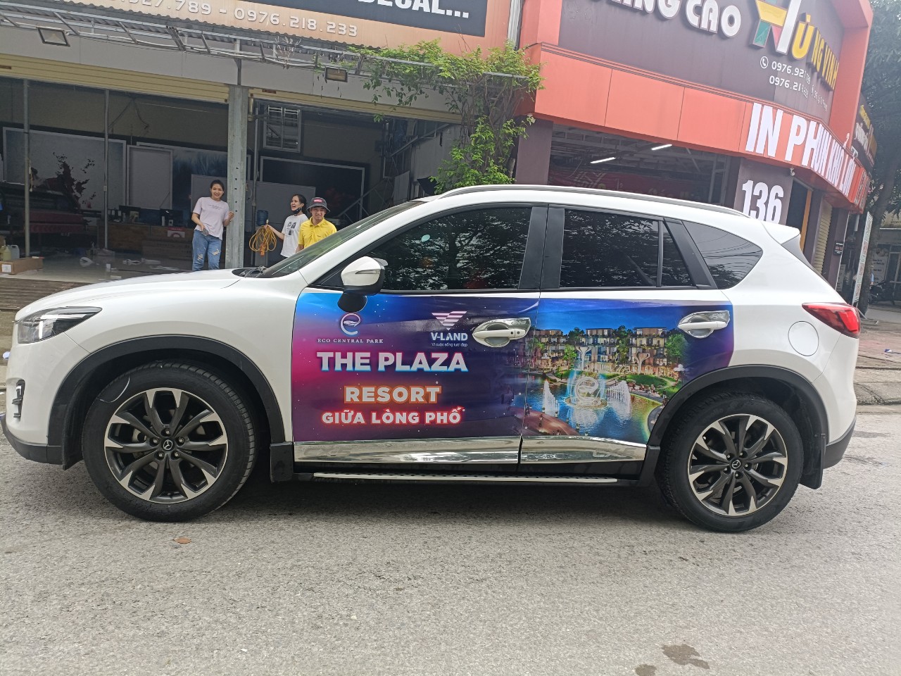 Dán decal ô tô "The plaza"